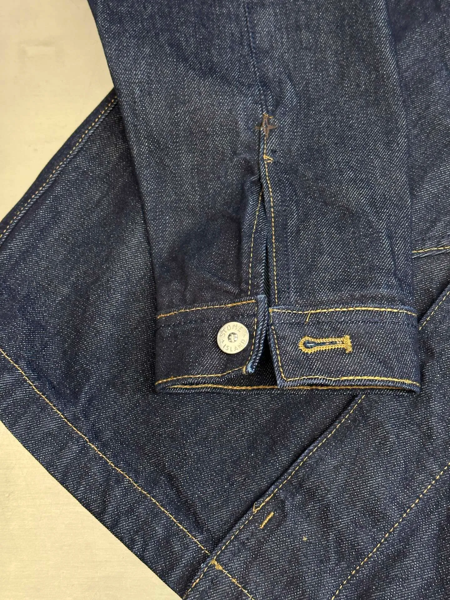P520 Stonelsland Stone Island emblem denim jacket is made of custom-made high-density twill denim fabric. The front chest pocket is cut into the front panel in a golden ratio. The iconic Stonelsland emblem is embellished on the sleeves, like a unique medal, highlighting the brand's imprint. The whole piece of clothing is washed with medium filial piety, using a special solution to remove stains and slight fading, and then snowflake washed, using a strong washing method to fade the color to make it more uniform. The whole piece of clothing is stitched together using an embedded clamping machine. By changing the needle position, the embedded clamping machine can control the distance between the two needles to achieve seamless, smooth and tidy splicing. Size: s m l xl
